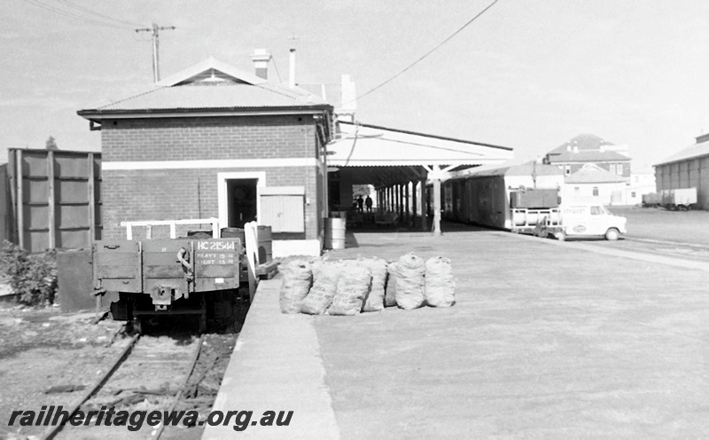 P23979
HC class 21544 wagon, vans, station building, platform, canopy, loading area, sacks on platform, Geraldton, MR line, view from platform
