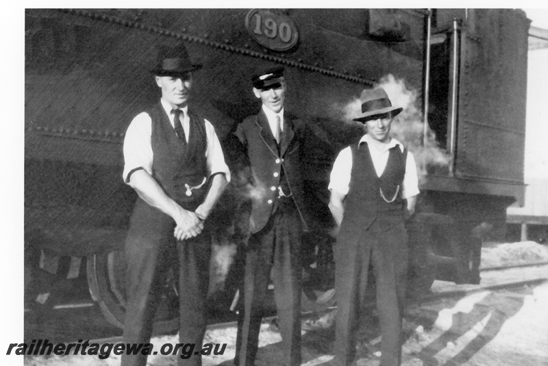 P23985
K class 190, Collie, BN line, employees standing in front of the loco, partial view of the loco
