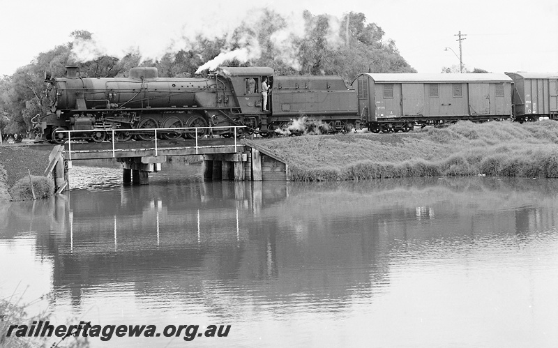 P24002
W class 902 hauling goods train crossing Vasse River at Busselton, VA class wagon 10204 behind locomotive - side view of locomotive. BB line 

