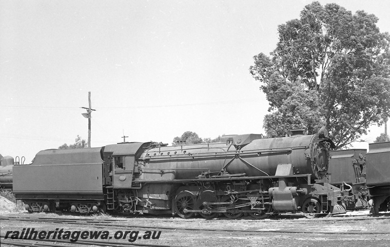 P24006
V class 1220 at an unknown location, possibly Midland, side view of locomotive.
