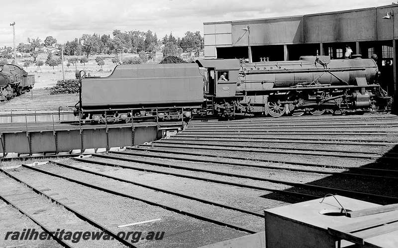P24009
V class 1209 at Collie Roundhouse. BN line.
