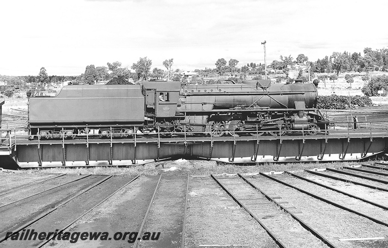 P24020
V class 1209 on turntable Collie Roundhouse. BN line.
