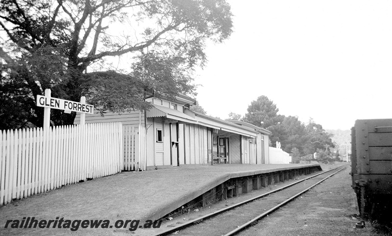P24031
Station buildings, platform, station sign, fence, trees, Glen Forrest, ER line, view along track
