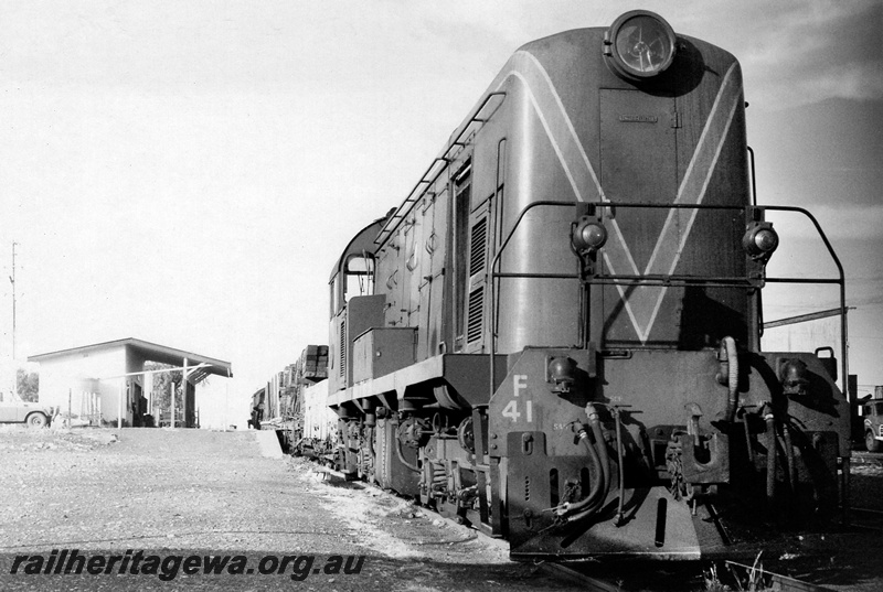 P24034
F class 41, on goods train, platform, station building, Leonora, KL line, side and front view. Last train at Leonora, see also P14825.
