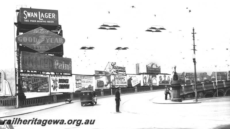 P24042
Horseshoe bridge, Wellington Street end, pedestrians, water tower with advertisements including 
