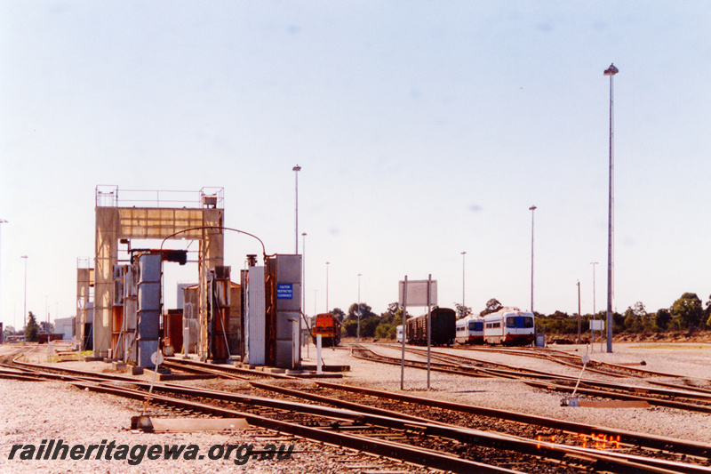 P24045
Carriage cleaning installation, tracks, point levers, diesel loco, carriages, Forrestfield yard, ground level view
