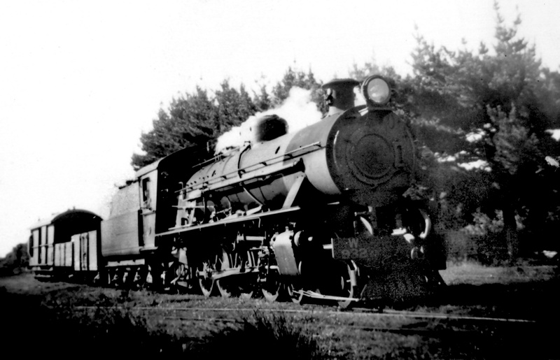 P24060
W class 932, on Busselton goods train, climbing bank away from Flinders Bay in the background, Flinders Bay, BB line, side and front view
