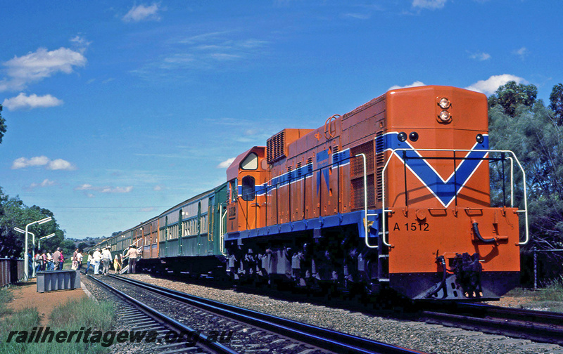 P24094
A class 1512, on ARHS tour train, loading passengers at Toodyay, Avon Valley line, side and front view
