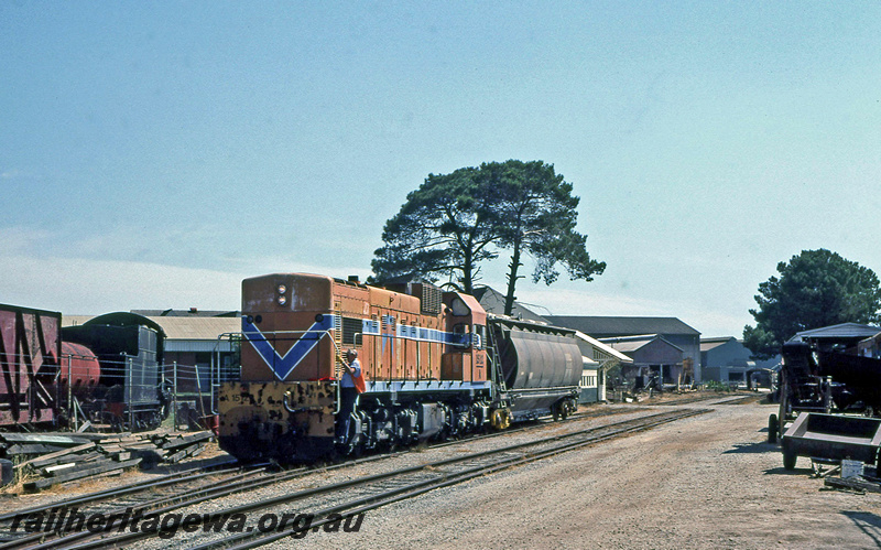 P24096
A class 1512, shunting adjacent to railway museum exhibition area, Bassendean, ER line, front and side view
