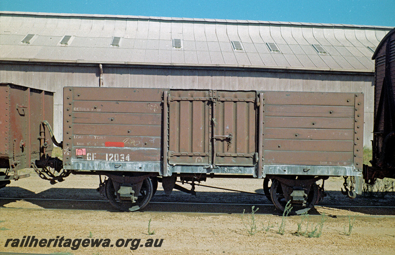 P24118
GE class 12034 wagon, shed in background, side view

