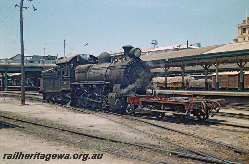 P24154
F class 462, shunter's float, platforms, canopy, overhead bridge, Perth station, ER line, side and front view
