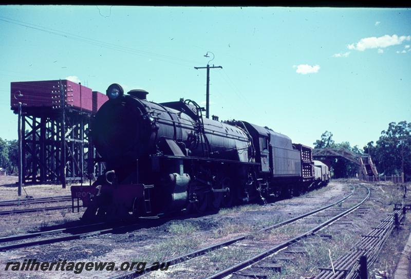 T01063
V class 1206, water towers, footbridge, Chidlow, ER line, goods train
