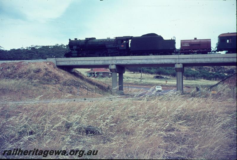 T01137
V Class 1216, Down goods train, ALT Class 5 track recorder car in consist (ex-ASA Class 445 steam railcar), Harper St overpass, Toodyay, Avon Valley Line
