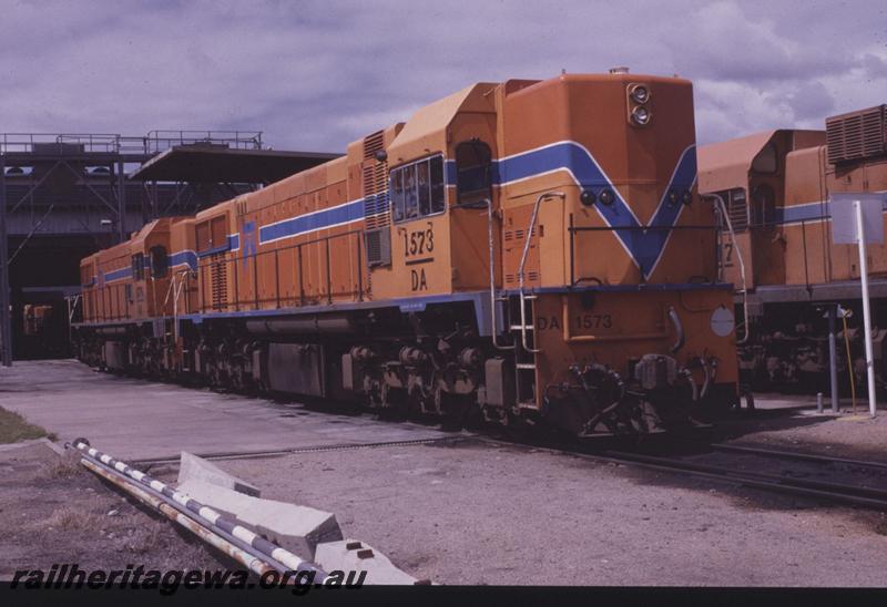 T01299
DA class 1573, orange livery, side and front view.
