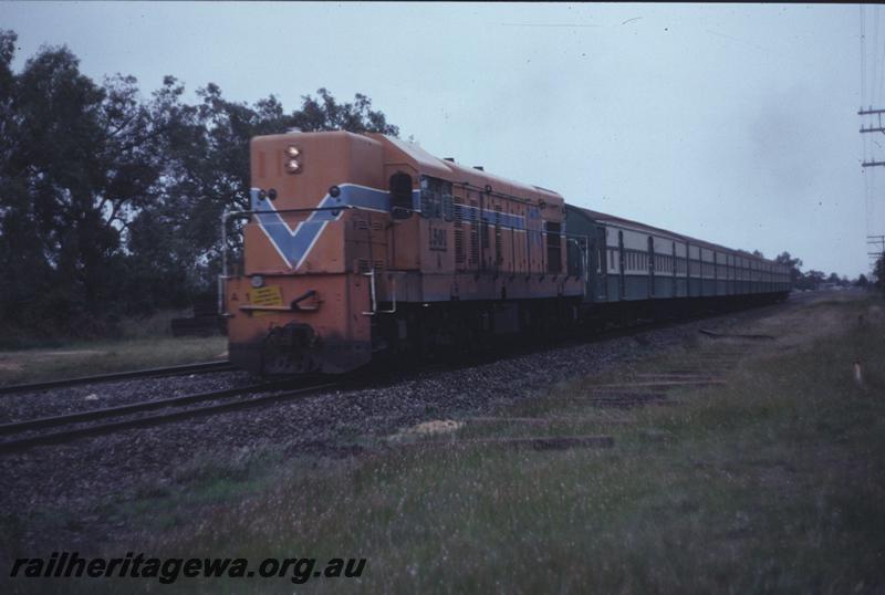 T01674
A class 1501, green and cream suburban carriages, suburban passenger service.

