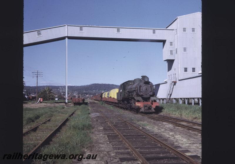 T01995
W class 930, wheat silos, Midland, on No.24 Goods train
