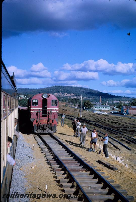 T03791
F class 42, track workers, head on view of loco, taken from carriage on a passing train
