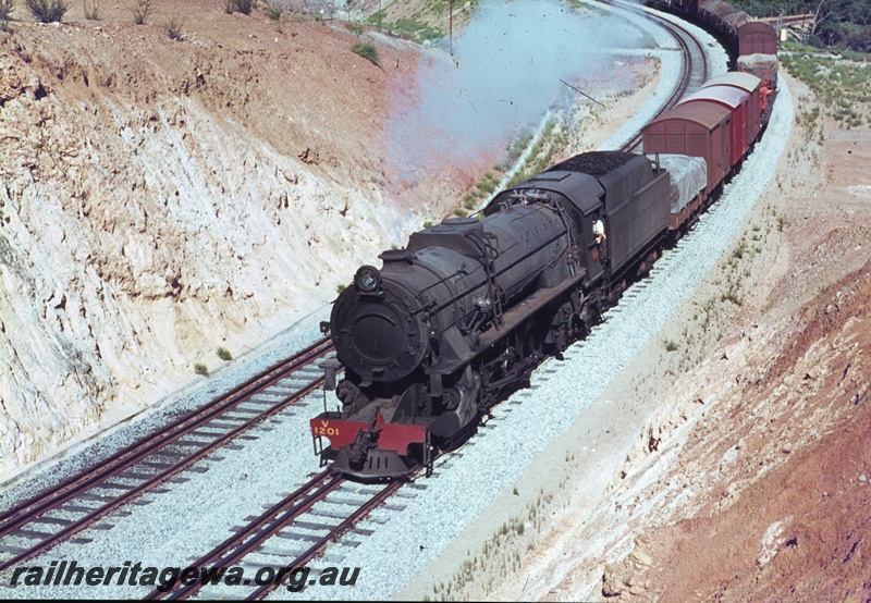 T04470
V class 1201 steam locomotive entering Windmill Hill cutting with a goods train in the Avon Valley.
