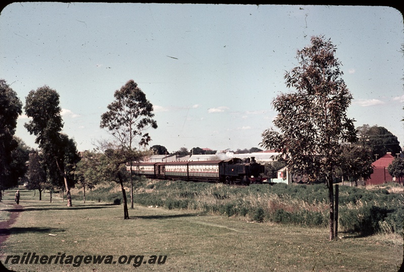 T04612
An unidentified DD/DM class steam locomotive hauling a Royal Show special.
