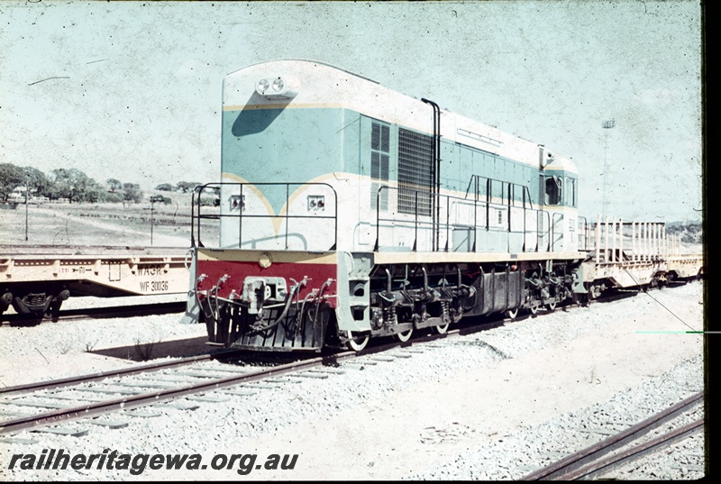 T04653
K class 201 standard gauge diesel locomotive pictured at Avon Yard at the head of a rake of WF class standard gauge flat top wagons.
