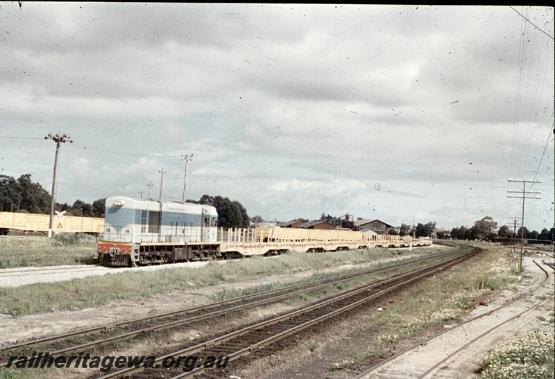 T04670
K Class standard gauge diesel locomotive at the head of a rake of WF class standard gauge class flat top wagons at Midland.
