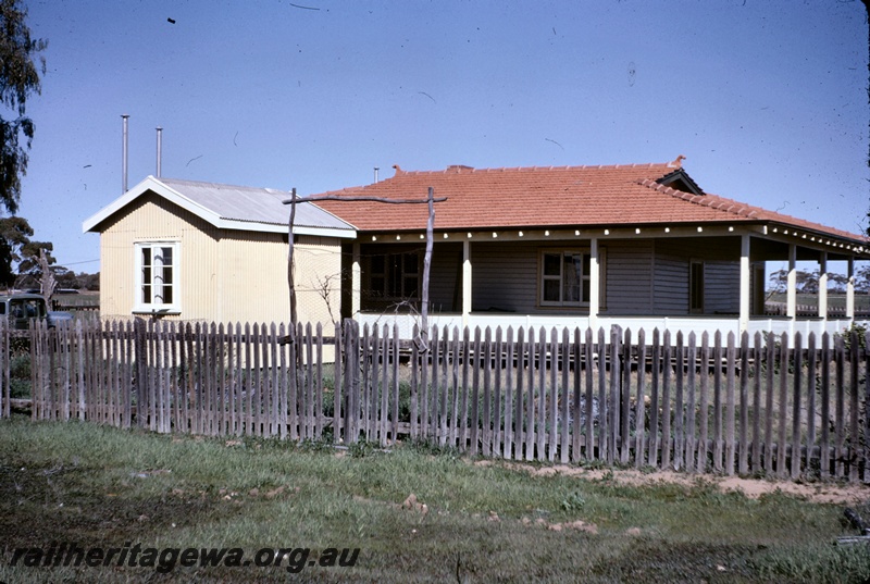 T04886
Railway barracks, with unpainted picket fence, Pithara, EM line
