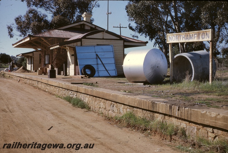 T04891
Derelict platform, station buildings, station nameboard, tank, soak well, Northampton, GA line
