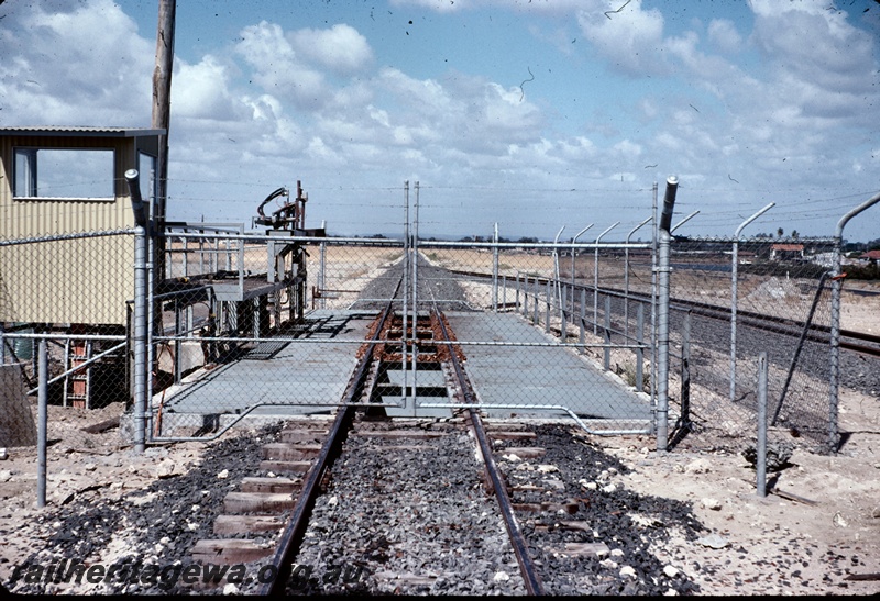 T04975
Woodchip unloading facility, surrounded with cyclone and barbed wire fence, Bunbury, SWR line
