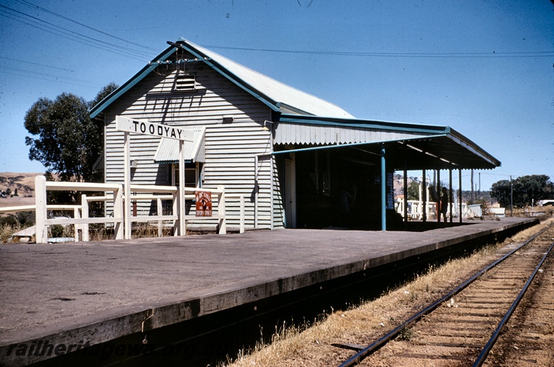 T05117
Platform, station building, station nameboardboard, 