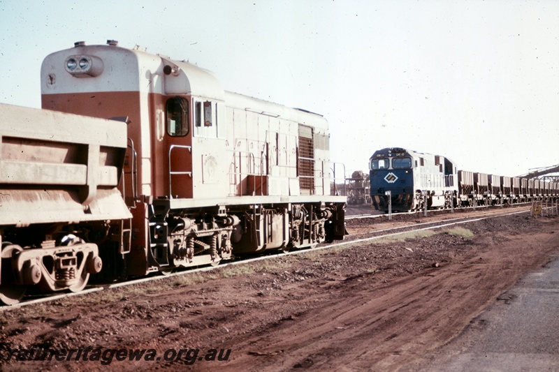 T05182
BHP Iron Ore (BHPIO) GML10 class crossing B class 2 at Boodarie.
