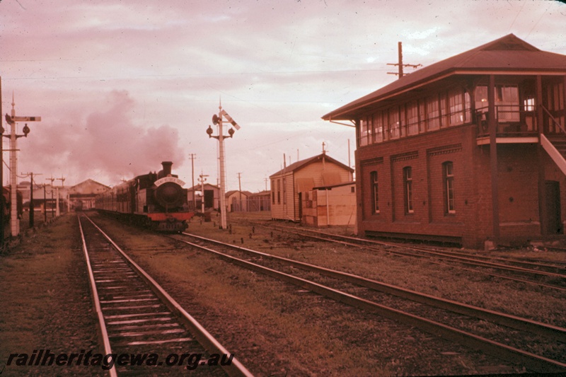 T05211
N class 200, 4-4-4T steam locomotive, with 