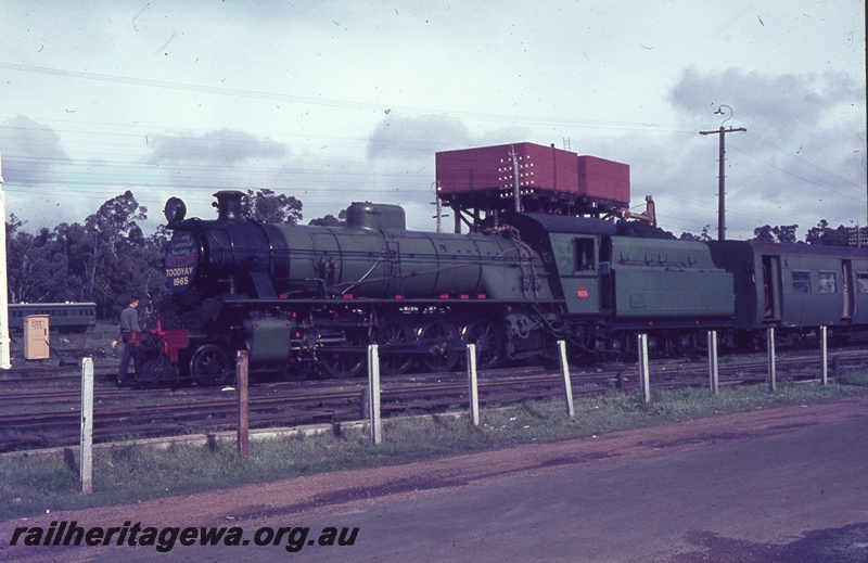 T05369
W class 926 on Australian Railway Historical Society (ARHS) tour train to Toodyay, water towers, 25,000 gallon cast iron tanks, Chidlow, ER line, front and side view. See T03770
