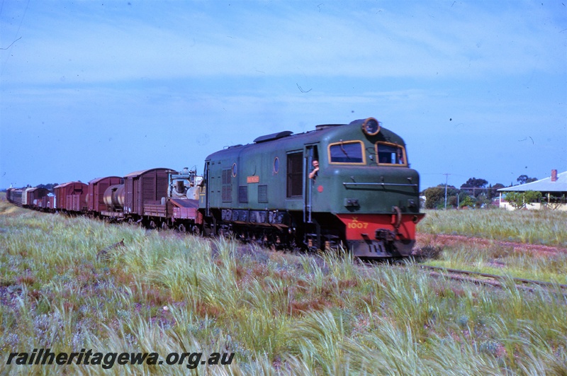 T05436
X class 1007, plain green livery on No. 191 Goods to Leonora , Kalgoorlie, EGR line,  two ACL class carriages plus AL class 88 on the rear,  view along the train
