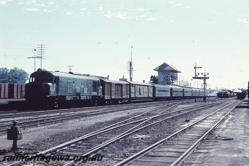 T05484
Xa class 1402 -all green livery hauling the Westland at Northam. ER line.
