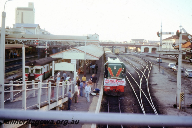 T05491
DA class 1573 at Perth Station - banner on locomotive 