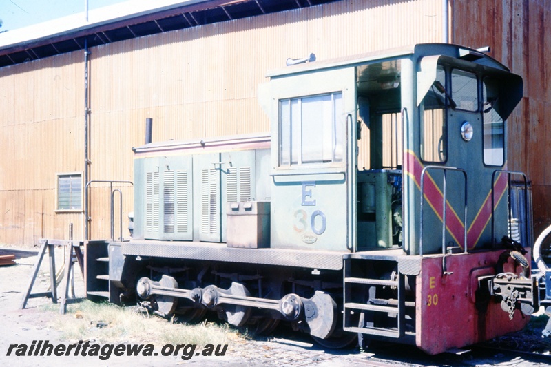 T05502
E class 30 (green livery with red stripe) at Midland Workshops. ER line.
