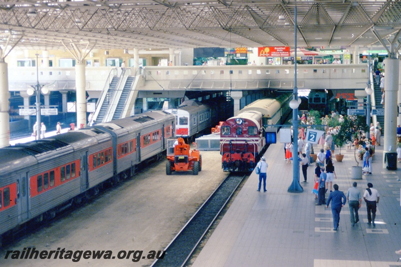 T05517
F class 40 arriving Perth Station hauling a hired special passenger train. ER line.
