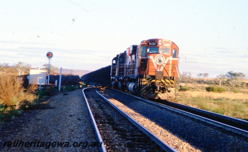 T05528
Mt Newman Mining ALCO-MLW 5469 leads a loads iron ore train between Newman and Port Hedland.

