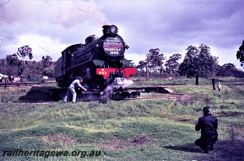 T05555
W class 932 being turned on turntable at Clackline. ARHS tour to Toodyay.Er line
