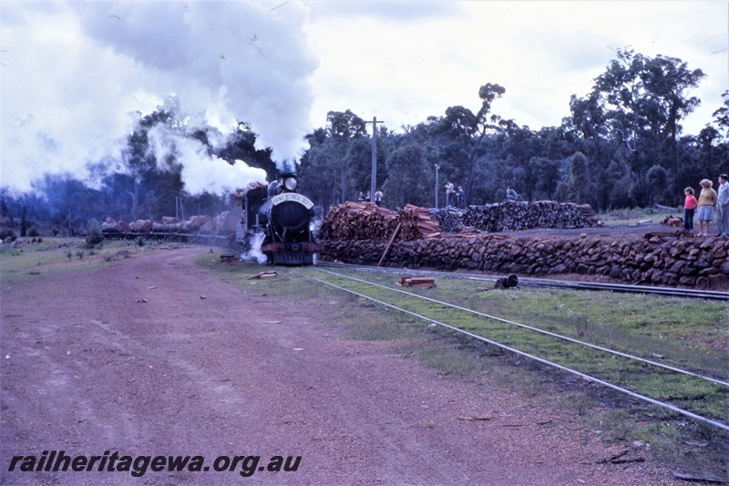 T05599
Hawker Sidderley Building Supplies loco, ex WAGR CS class 270, Black Butte hauling log rake arriving at the  Banksiadale timber mill, spectators standing on lineside timber stacks
