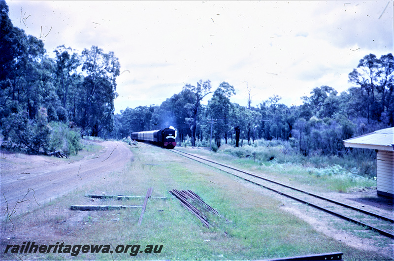 T05608
Msa class 499 ARHS tour to Dwellingup approaching Marrinup. Part of station building in foreground. PN line.

