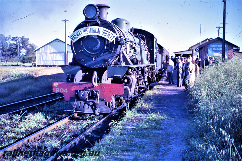 T05621
W class 904 hauling ARHs tour train at Pinjarra. Station building in photo. SWR line.
