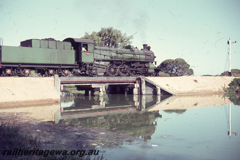 T05647
Pmr class 730 crossing Vasse River Busselton. Rear view of locomotive. BB line.
