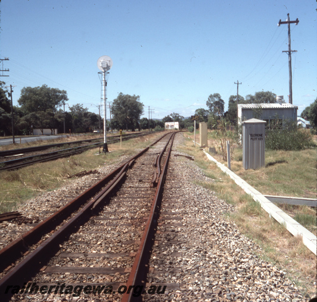 T05671
Woodbridge Junction, view looking along track showing the common rail transfer swapping the third rail across from one side to the other.  ER line.
