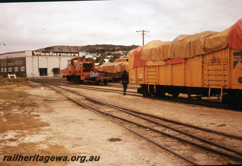 T05698
TA Class 1807 shunting Albany, Wesfarmers shed in background, RCB wagon in foreground, GSR line.
