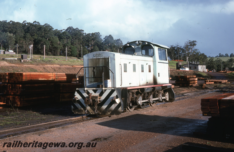 T05716
Hawker Siddeley Pemberton Timber Mills Comeng diesel shunter at Pemberton Timber Mill. PP line.
