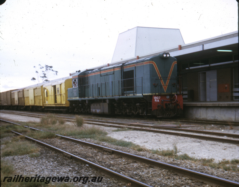 T05735
RA class 1907 hauls a goods train through Midland Station. ER line.
