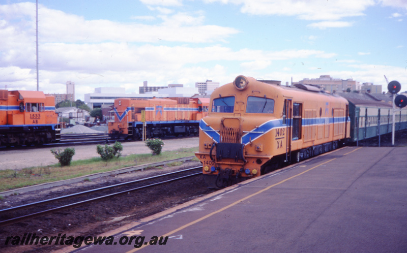 T05794
XA Class 1402 on a suburban passenger train, AB Class 1533 and A Class 1511 in the background, colour light signals, Claisebrook

