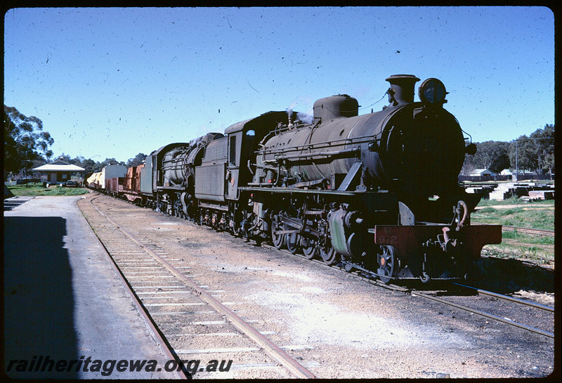 T06224
W Class 912 and S Class 542, goods train, QU Class flat wagon in brown livery, Darkan, BN line
