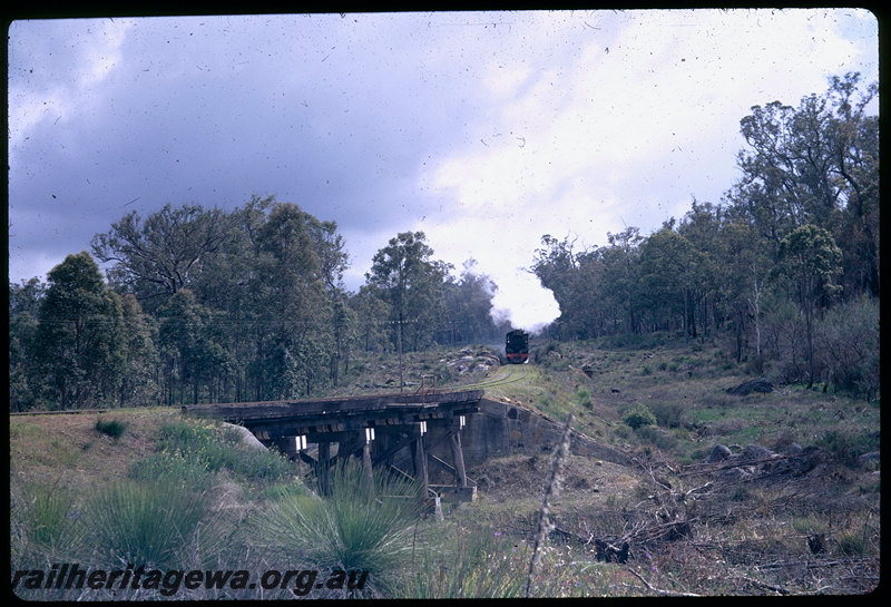 T06371
W Class 942, returning from Dwellingup, goods train, between Dwellingup and Pinjarra, wooden bridge, PN line
